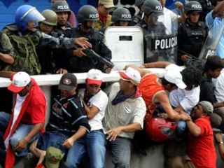 Soldados do exército e policiais ameaçando os manifestantes 